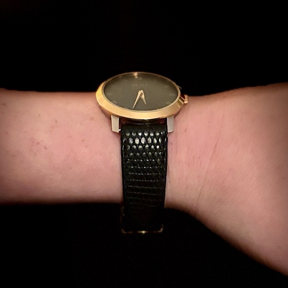 Authentic Vintage Gucci 2200M black & gold Roman numeral bezel watch - Picture 2 of 9